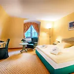 מלון Heine Wellness & 4*
