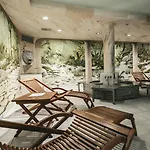 Heine Wellness & מלון 4*