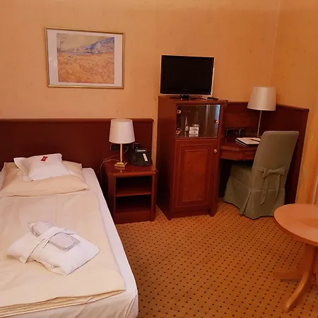 מלון Heine Wellness & 4*