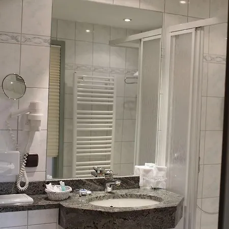 Heine Wellness & فندق هالبيرشتادت