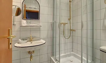 Heine Wellness & 4*